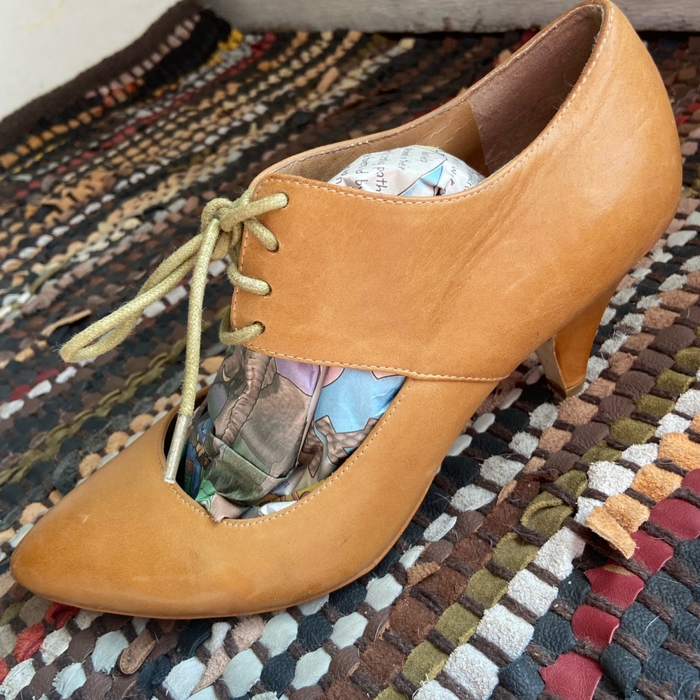 Also leather heals! (SIZE: 6)